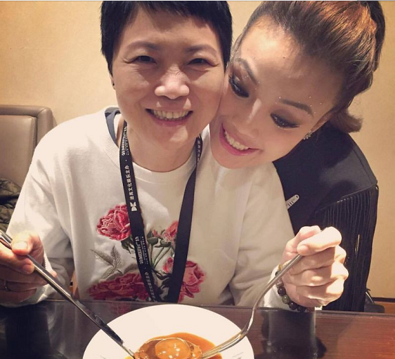 妈妈母亲节探班《我想和你唱》 容祖儿献歌表白