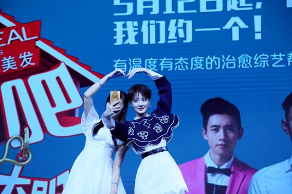 徐璐短发清爽亮相发布会 同时负责美与帅