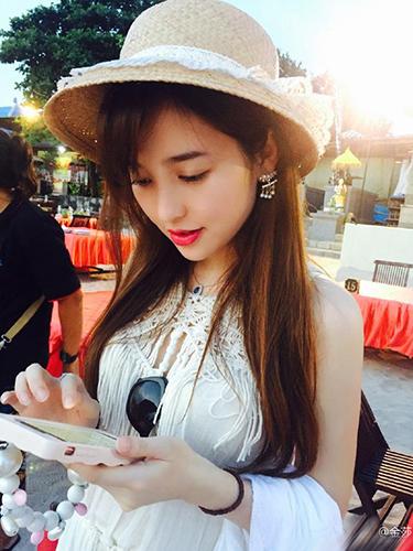 约吗?金莎晒印尼旅行照还缺三个美女(图)