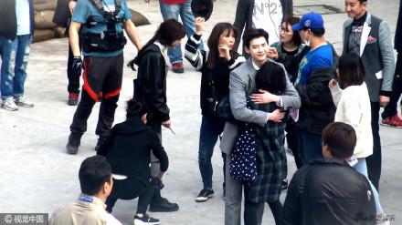 牵手摸脸还有背后抱！李钟硕你还缺女助理吗？