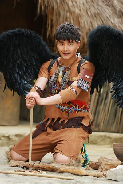 田亮穿维密翅膀有点萌 大胆同框刘雯画风奇特