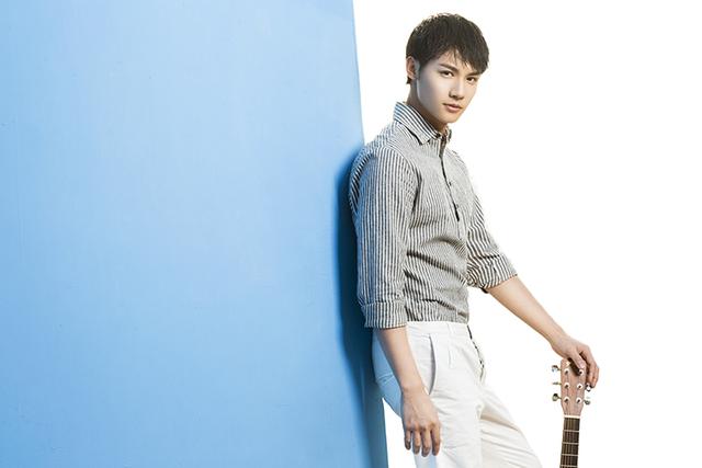 郑业成片场拍戏连轴转 体力不支眼角受伤惹人疼