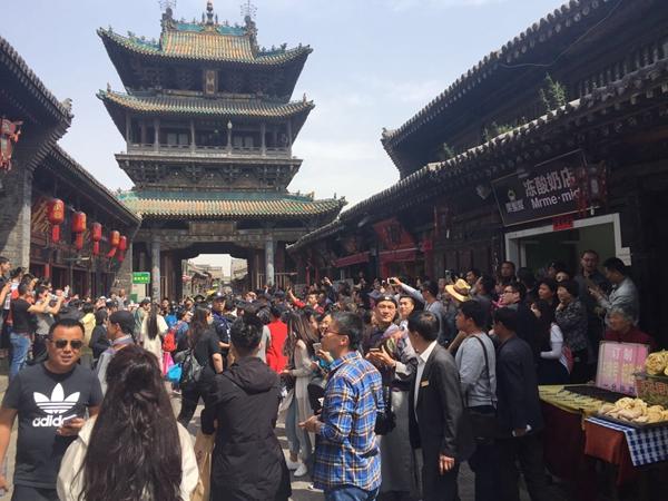 《穿越2》平遥录制万人轰动 古城瘫痪引争议