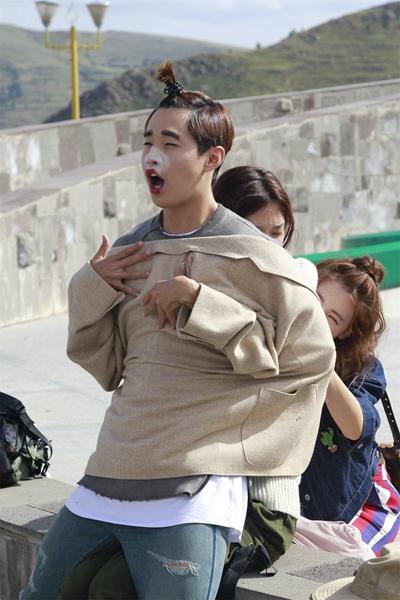 林志玲Henry贴身紧靠 共穿一件衣服似连体婴 