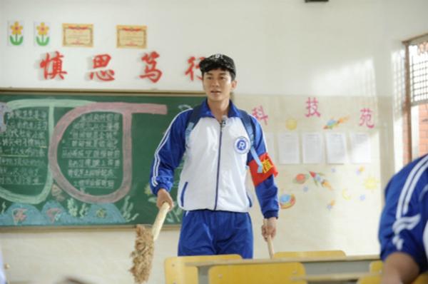 《跑男4》重返校园生活 李晨遇“贴名牌”反转