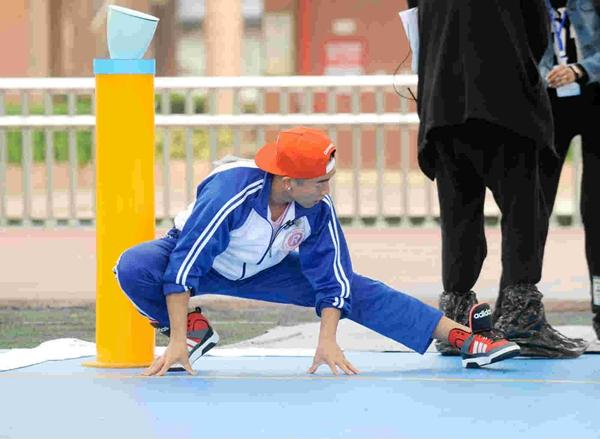 《跑男4》重返青葱岁月 郑恺校园运动会显身手