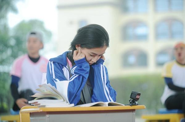 《跑男4》穿校服重返17岁 双马尾baby活力来袭