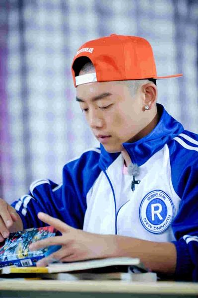 《跑男4》重返青葱岁月 郑恺校园运动会显身手