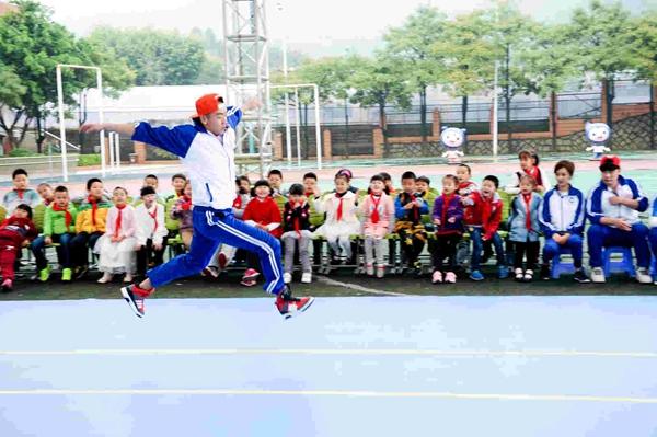 《跑男4》重返青葱岁月 郑恺校园运动会显身手