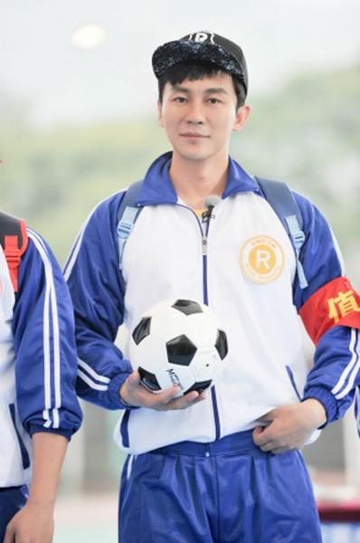 《跑男4》重返校园生活 李晨遇“贴名牌”反转