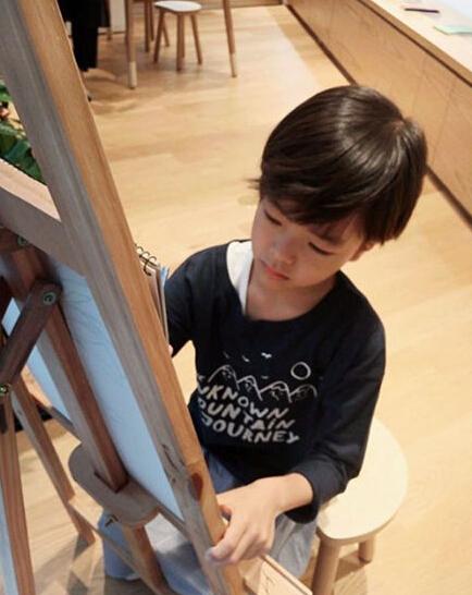 权相佑8岁儿子近照曝光 五官清秀酷似老爸