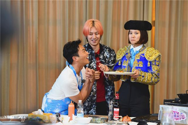 袁咏仪不会鼓励老公 张智霖：一鼓励就要买包