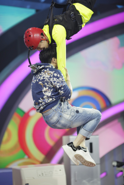 《拜托拿稳》首播 尉迟惨遭小沈阳腿功夹击