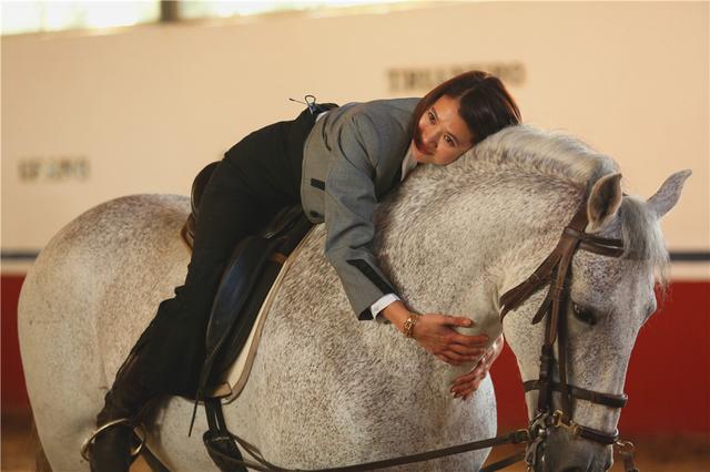 袁咏仪不会鼓励老公 张智霖：一鼓励就要买包