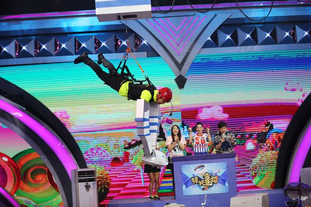 《拜托拿稳》首播 尉迟惨遭小沈阳腿功夹击