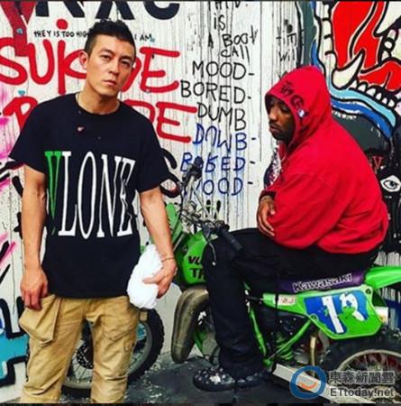 陈冠希10年有长进 自己扔的烟头自己捡