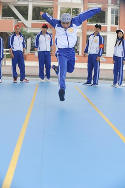 《跑男4》王祖蓝调侃忍者版自己酷似大汉堡