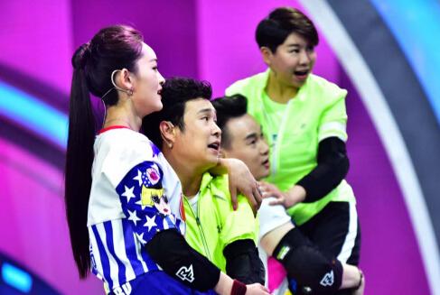 《拜托拿稳》小沈阳与美女公主抱 无视沈春阳 