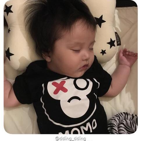 欧弟爱妻晒女儿睡觉萌照 网友：好像她老爹