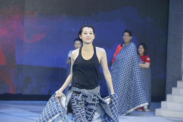 胡杏儿成《燃卡》最励志教练 分享家务瘦身秘笈