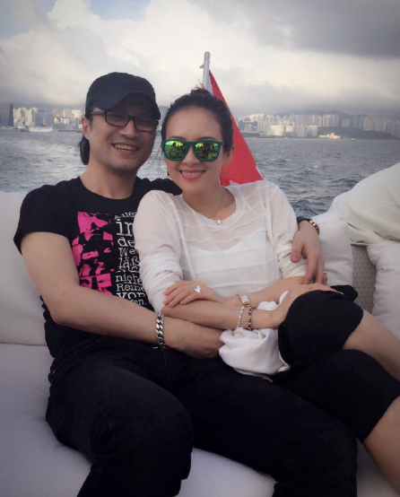 章子怡发文纪念结婚一周年 晒与汪峰亲密合影