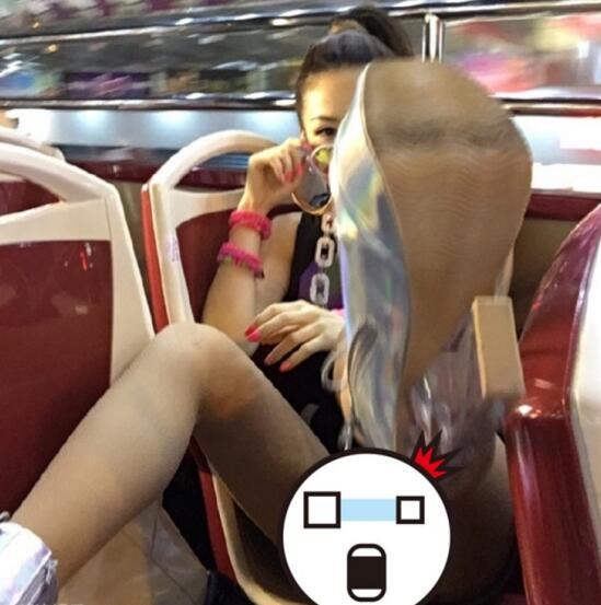 邓紫棋辣穿热裤乘巴士 叉开大腿震撼泄春光