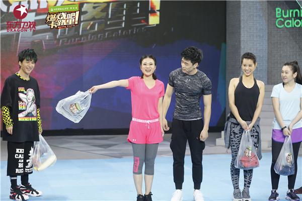 《燃卡》被子被“玩坏” 胡杏儿传授吃鱼瘦身经