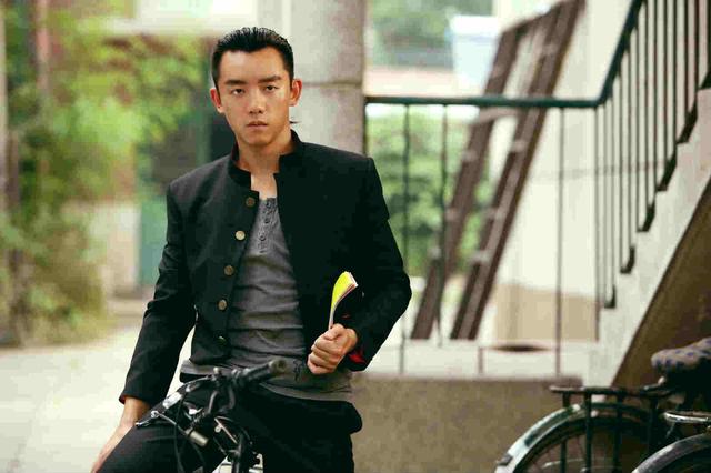 《那年青春》首播 “叛逆少年”郑恺春心萌动