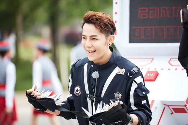 汪东城喊话同岁宋小宝：想“牛奶”配“咖妃”