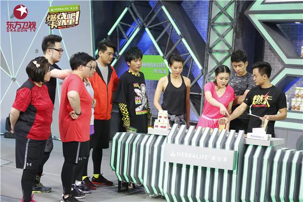 《燃卡》被子被“玩坏” 胡杏儿传授吃鱼瘦身经