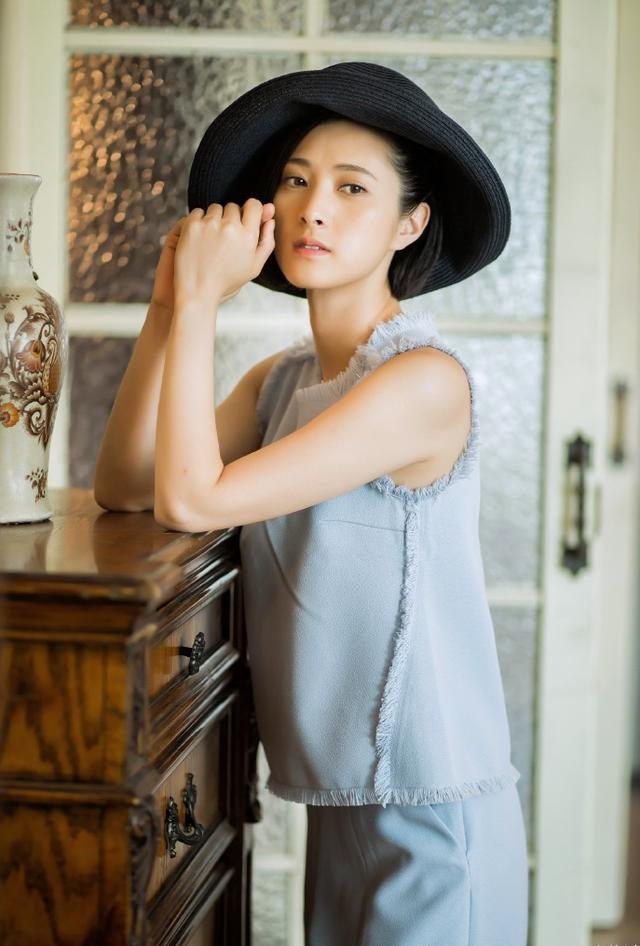 《半步之遥》隋俊波曝光英伦怀旧照 尽显淑女风