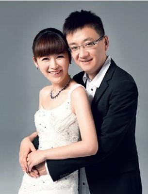 编剧俞白眉宣布妻子喜怀二胎 晒妻儿俏皮合影