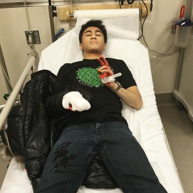 赌王儿子刚出车祸又切到手 再赴医院缝12针