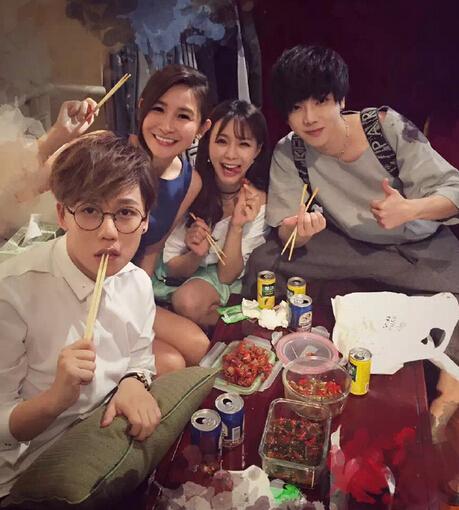 沈梦辰叉开腿吃小龙虾，这姿势未免太豪迈