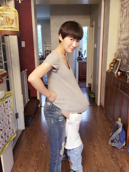 编剧俞白眉宣布妻子喜怀二胎 晒妻儿俏皮合影