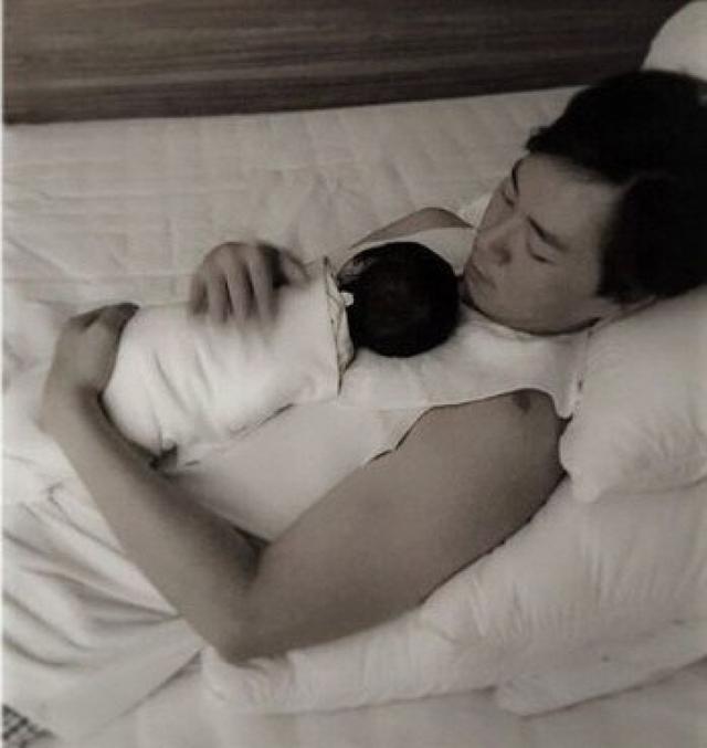 韩佳人产后出院仍窈窕 丈夫延正勋陪伴左右