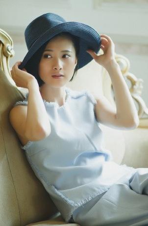 《半步之遥》隋俊波曝光英伦怀旧照 尽显淑女风