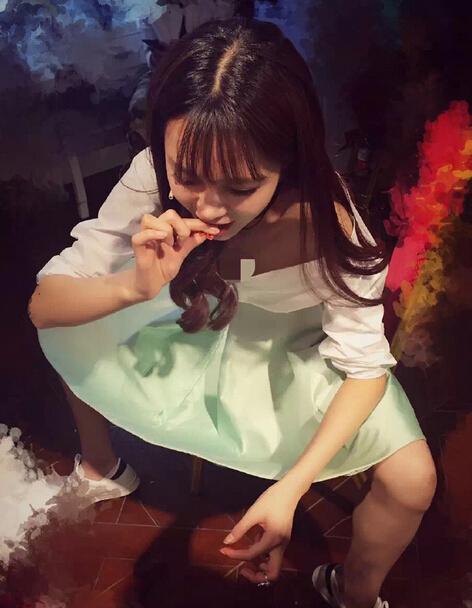 沈梦辰叉开腿吃小龙虾，这姿势未免太豪迈