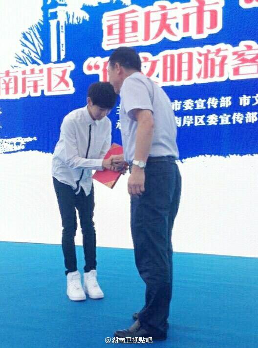 TFBOYS王源穿白衣现身 出任重庆旅游公益大使 