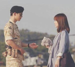 看宋仲基宠溺的眼神,感觉贾玲才是他的真爱啊