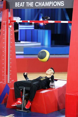 Ella开挂“追打”邹市明 贾乃亮单挑拳王被打脸