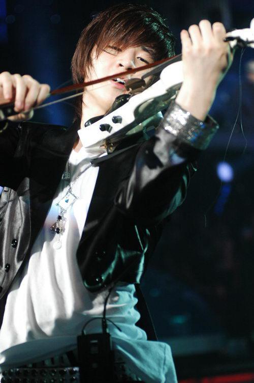 Henry不是王嘉尔第二!十年前何炅就在提携他了