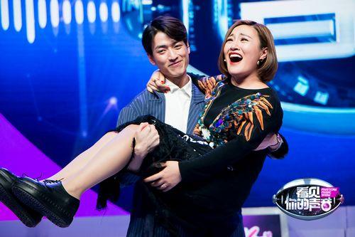 陶晶莹“咸猪手”正经揩油 花美男撩全场迷妹