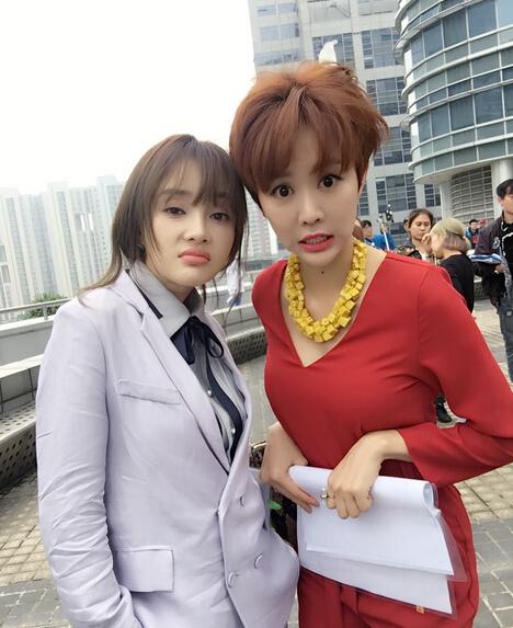 李小璐戏里变身痞气少女 和闺蜜撕得头发凌乱