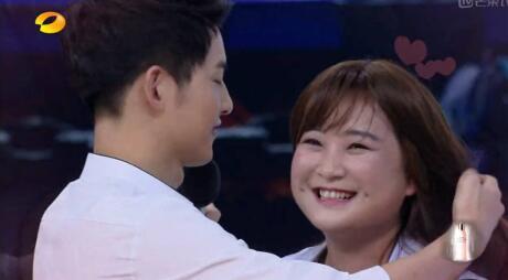 看宋仲基宠溺的眼神,感觉贾玲才是他的真爱啊