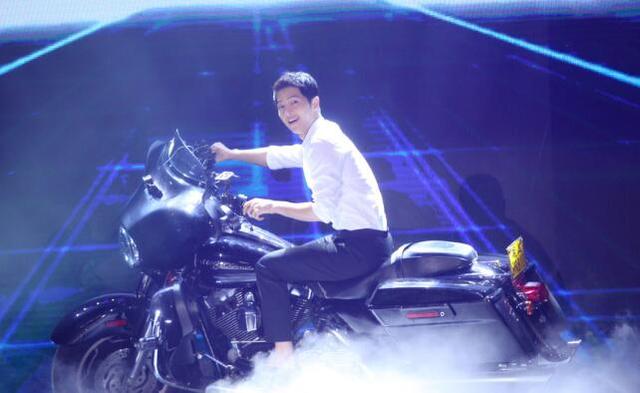 看宋仲基宠溺的眼神,感觉贾玲才是他的真爱啊