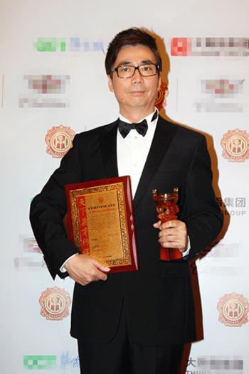 范明华鼎奖捧最佳男配角 深情献唱感动全场