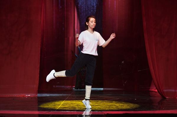 《跨界歌王》秦海璐苦练踢枪 腿部受伤显淤青