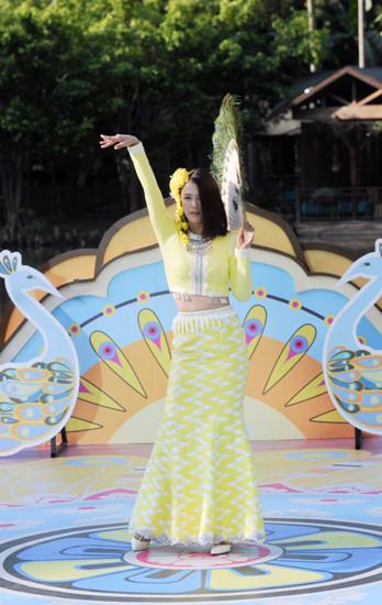 谭维维跑男被赞身材完美 撕名牌自嘲“太怂”