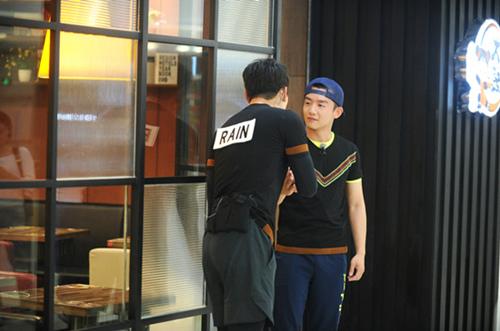 《跑男》上演复仇者联盟 郑恺手撕能力者Rain